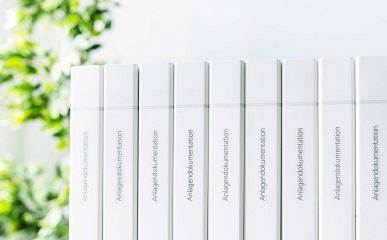 Ordner stehen auf einem Tisch